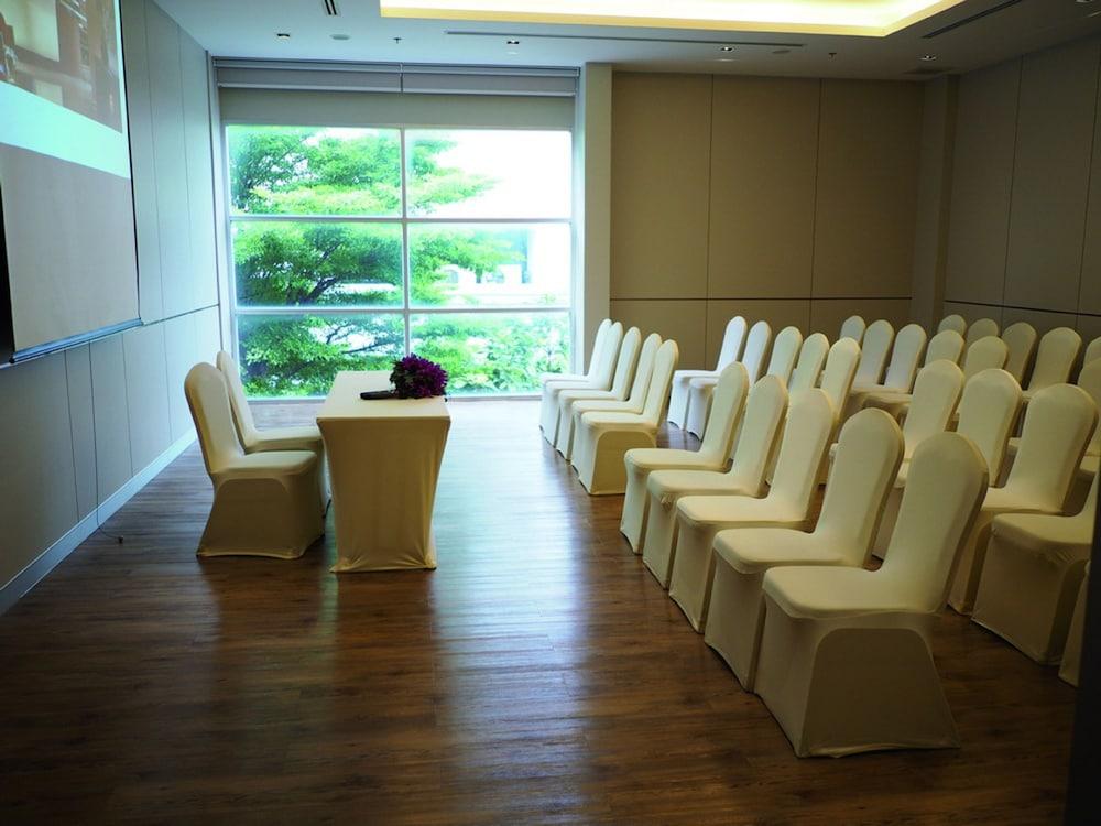 Bangna Pride Hotel & Residence Bangkok Buitenkant foto